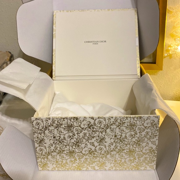 DIOR Holiday Gift Box - Picture 7 of 15